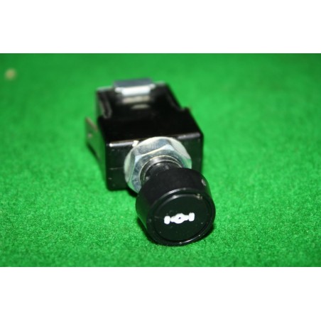 Spínač ťahací uzávierky dif. nápravy Tatra