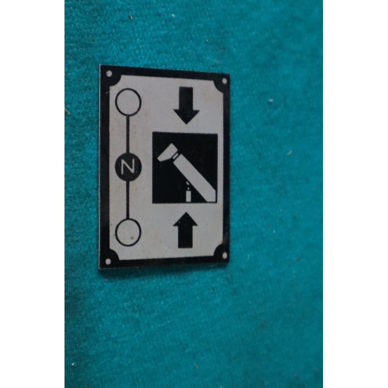 Štítok ovládania výsuvu ramena