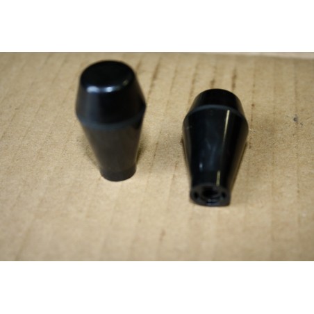 Rukoväť plastová M8