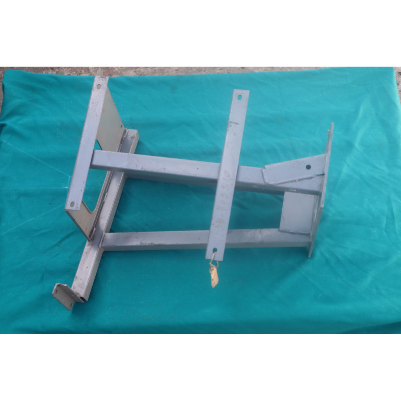 Držiak stupačiek a blatníku pravý Tatra